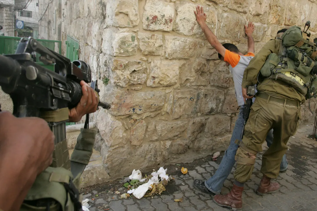 Rotina de violência, prisões e mortes da população palestina. 