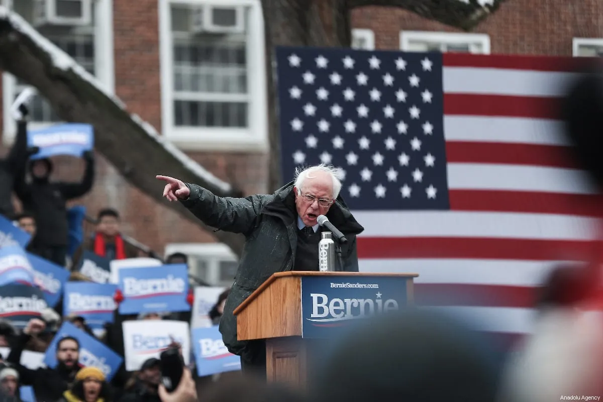 Bernie Sanders discursa durante seu primeiro comício de campanha presidencial no Brooklyn College em Nova York, Estados Unidos - Agência Anadolu]
