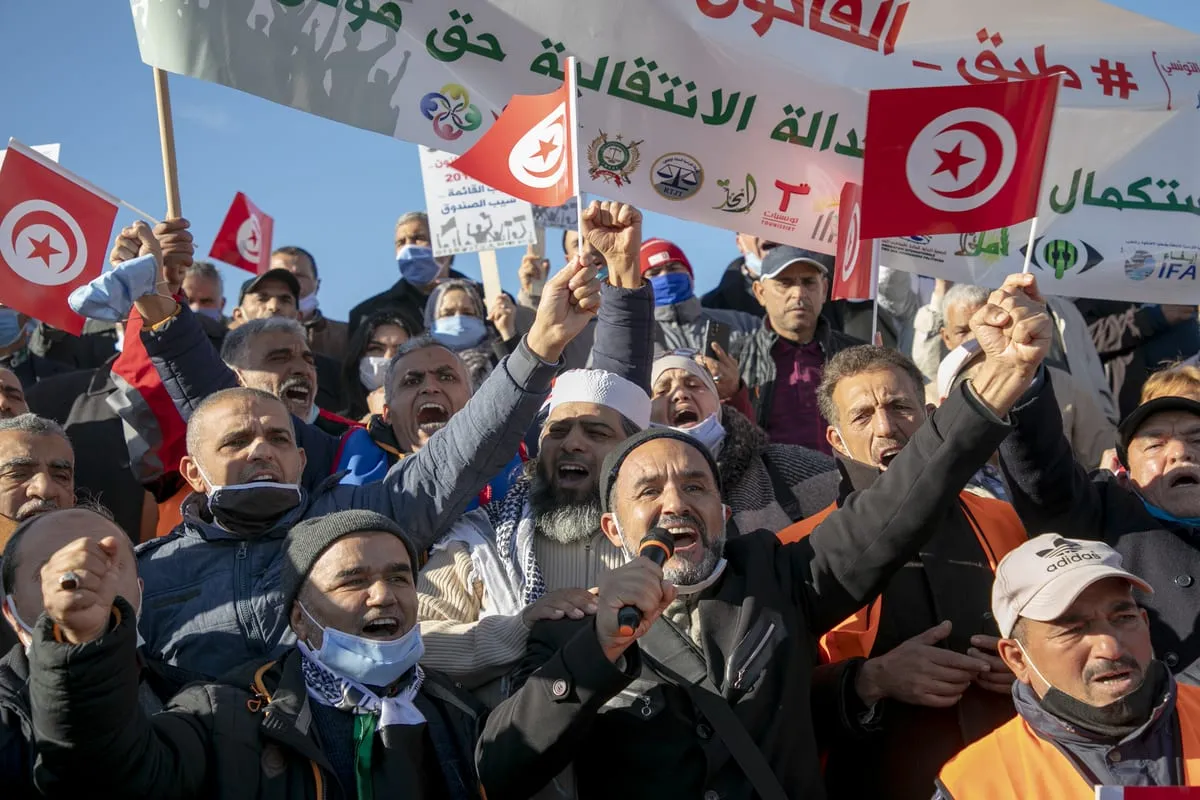 Tunisianos realizam uma manifestação para protestar contra as violações dos direitos humanos [Yassine Gaidi/Agência Anadolu]
