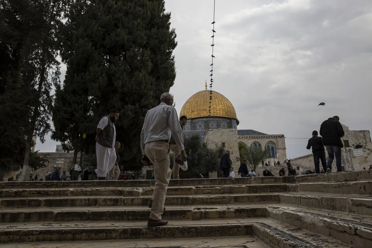 Muçulmanos chegam para realizar a oração de sexta-feira na Mesquita Al-Aqsa em Jerusalém. [Mostafa Alkharouf - Agência Anadolu]

