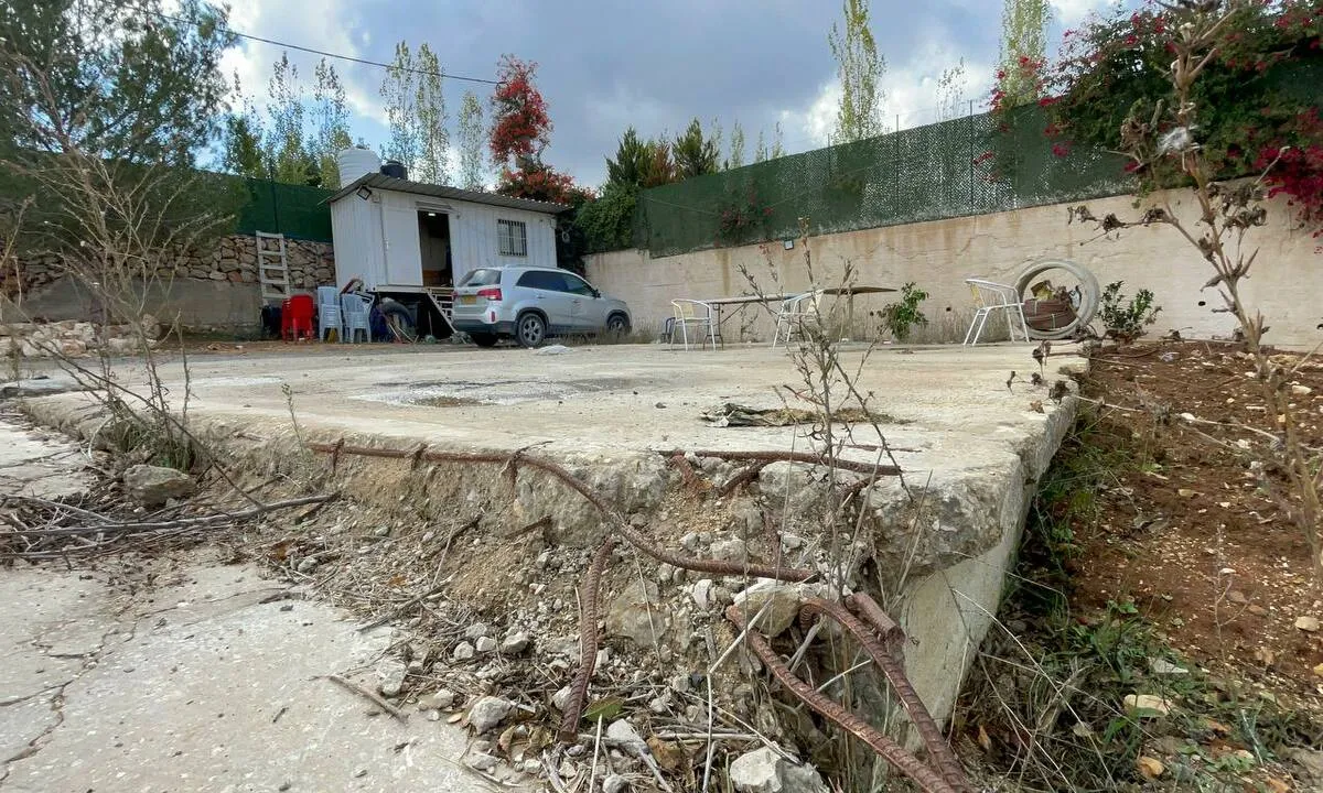 Vista de uma casa demolida na aldeia Al-Luce de Belém em Ramallah, Cisjordânia, em 15 de novembro de 2022 [Hisham K. K. Abu Shaqra/Agência Anadolu]
