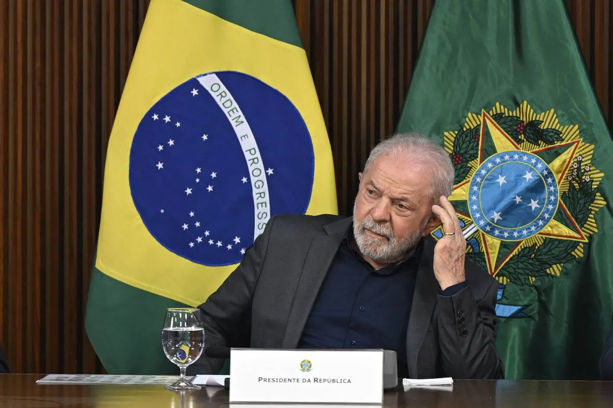 Presidente Luiz Inácio Lula da Silva gesticula durante encontro com governadores no Palácio do Planalto, em Brasília, 9 de janeiro de 2023 [Mateus Bonomi/Agência Anadolu]
