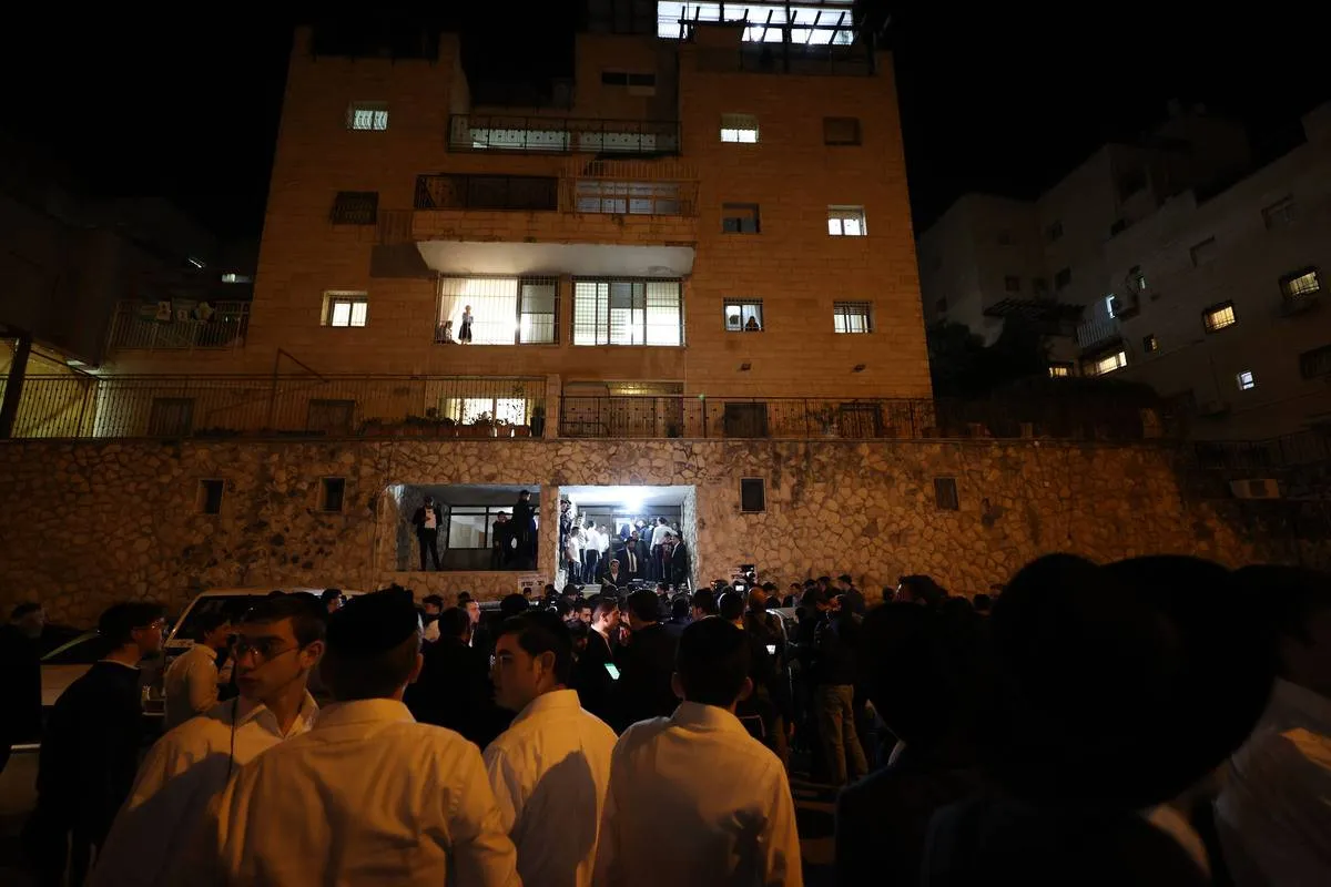 Membros do partido Shas se reúnem do lado de fora da casa do ministro do Interior e da Saúde de Israel, Aryeh Deri, após veredicto da Suprema Corte de Israel em Jerusalém Oriental. ( Mostafa Alkharouf/ Agência Anadolu )
