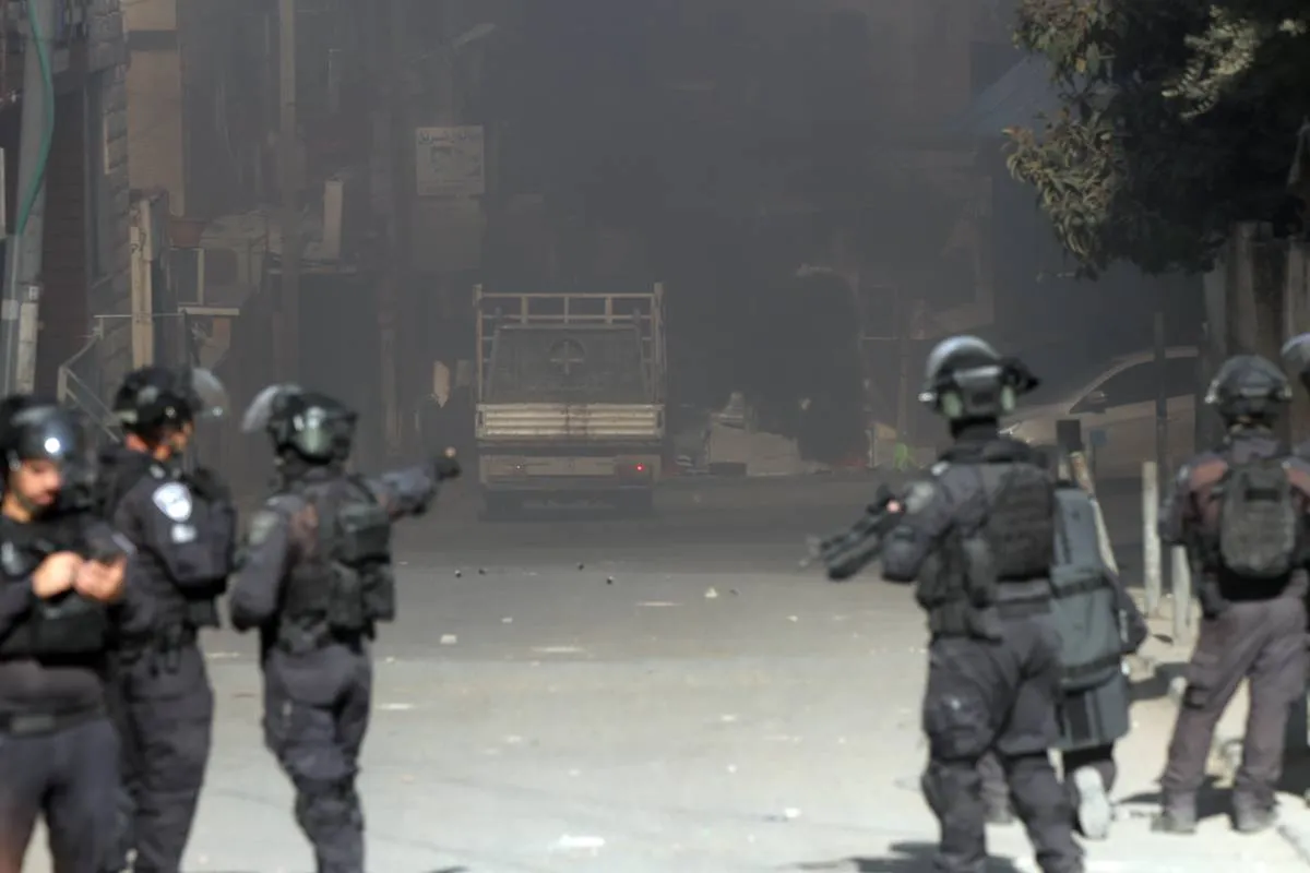 Polícia israelense entra em confronto com manifestantes enquanto as forças israelenses invadem o campo de refugiados de Shuafat, em Jerusalém Oriental [Saeed Qaq/Agência Anadolu]
