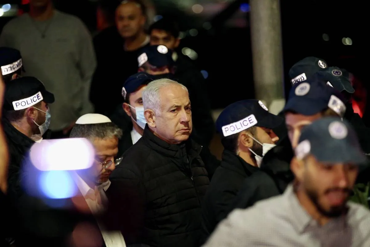 Premiê israelense Benjamin Netanyahu chega a um assentamento em Jerusalém Oriental, após um ataque a tiros matar sete pessoas [Mostafa Alkharouf/Agência Anadolu]
