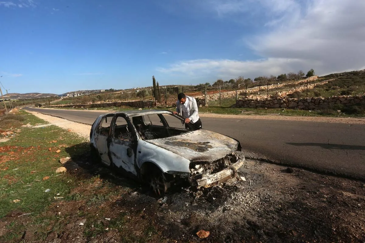 Uma visão do carro da família palestina supostamente queimado por colonos judeus na aldeia de Aqraba de Nablus, oeste Banco em 29 de janeiro de 2023. [Nedal Eshtayah - Agência Anadolu]
