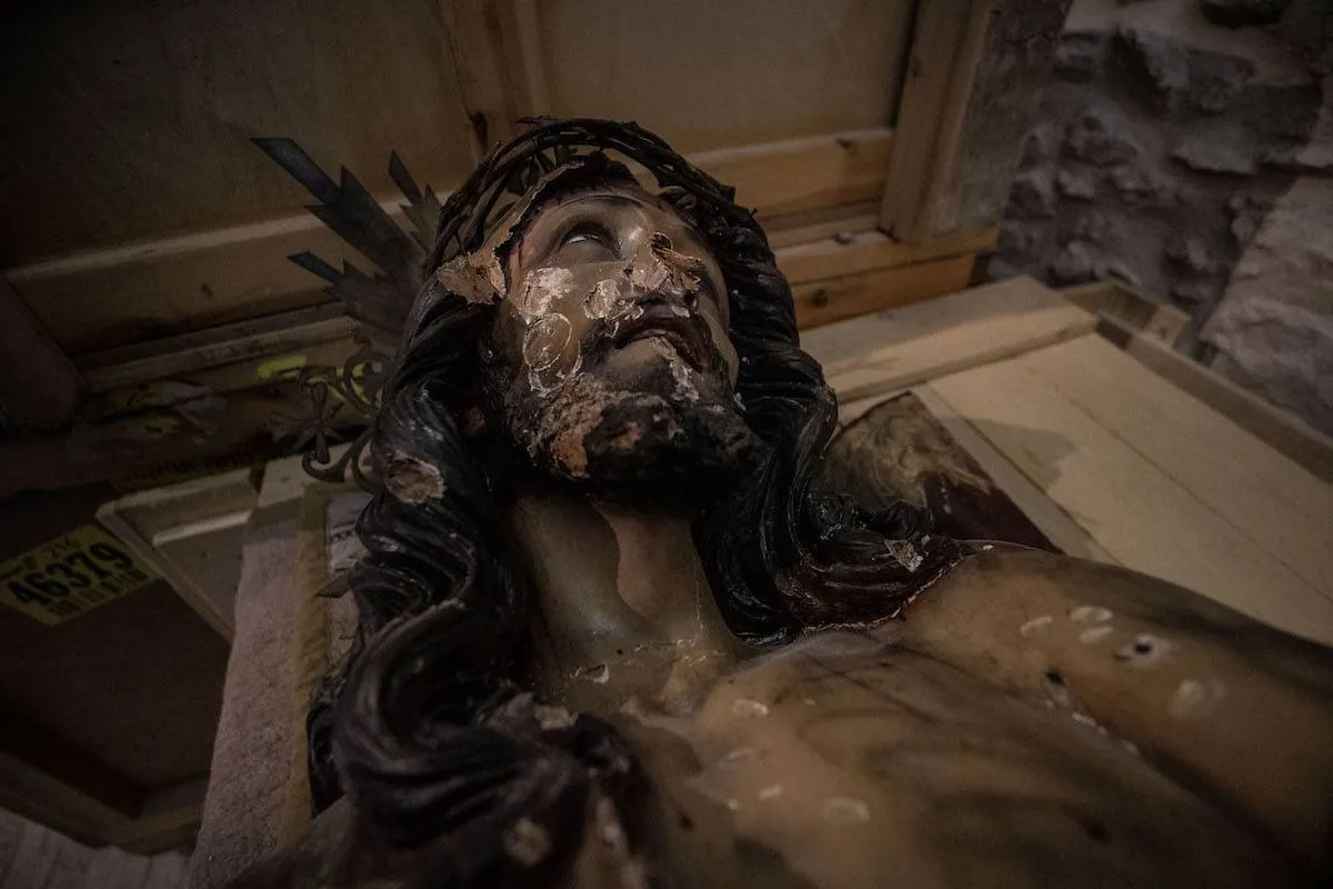 Detalhe dos danos após um turista americano atacar e derrubar uma estátua de Jesus na Igreja da Flagelação na Via Dolorosa na Cidade Velha de Jerusalém em 02 de fevereiro de 2023. [Mostafa Alkharouf/Agência Anadolu]

