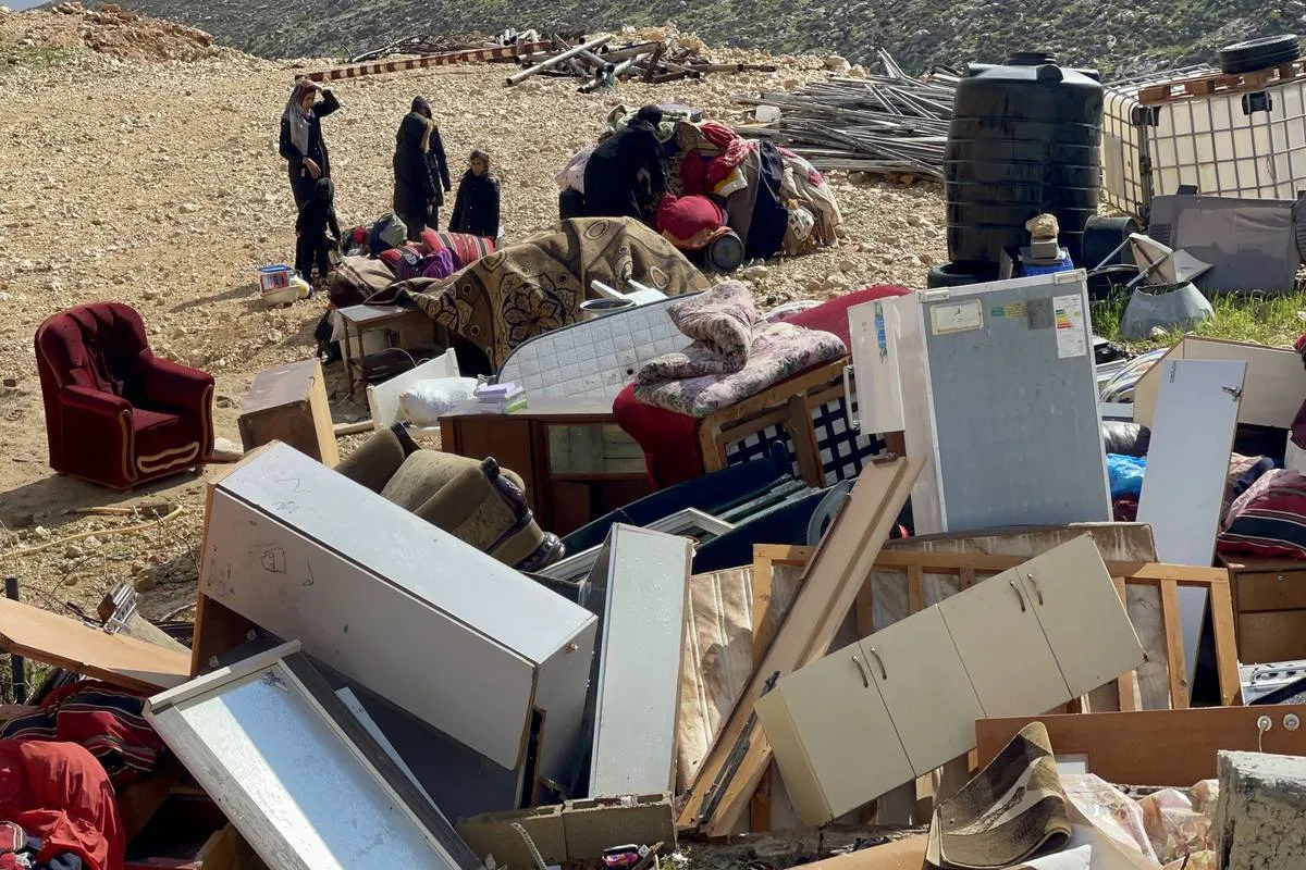 Veículos de construção pertencem às forças israelenses demolindo casas de palestinos que são reivindicados sem licença pelas autoridades israelenses, na vila de Duma em Nablus, Cisjordânia, em 2 de fevereiro de 2022. [Hisham K. K. Abu Shaqra/Agência Anadolu]
