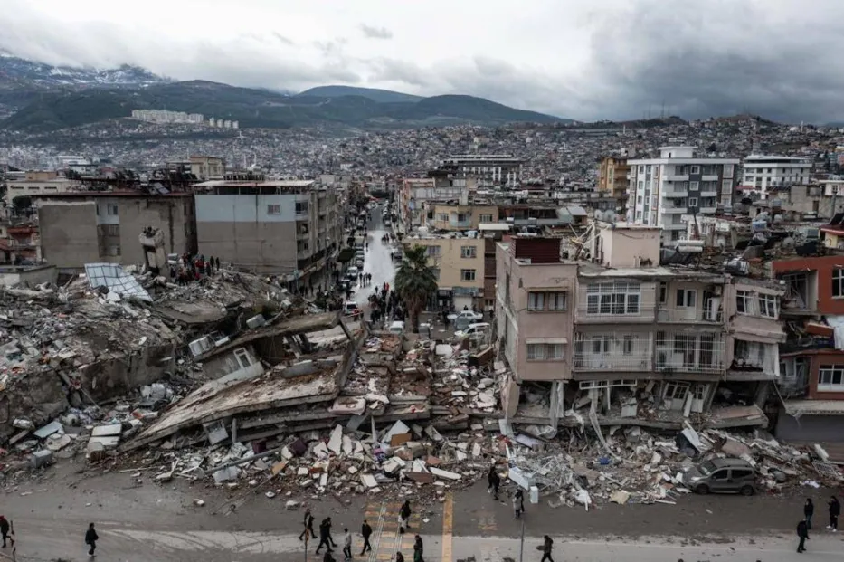 Vista aérea dos destroços de um prédio desabado após o terremoto de magnitude 7,7 atingir Hatay, Turquia, em 06 de fevereiro de 2023. [Murat Şengül/ Agência Anadolu]