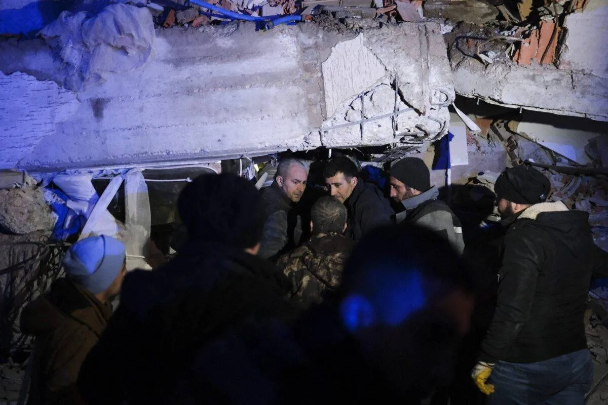 Pessoas sendo resgatadas pelo pessoal dos escombros de um prédio desabado após terremotos de magnitude 7,7 e 7,6 atingiram Kahramanmaras de Turkiye, em 06 de fevereiro de 2023 [Emin Sansar / Agência Anadolu]
