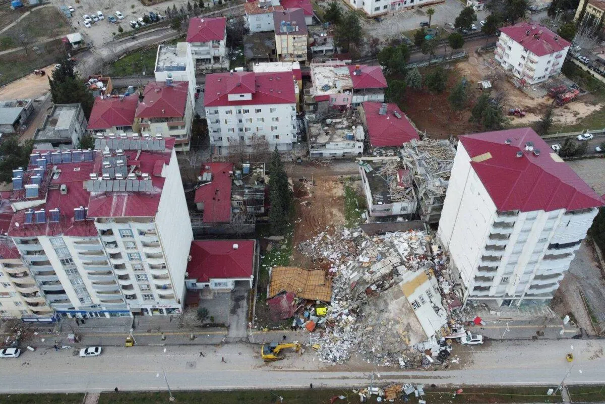 Vista aérea mostra que os esforços de busca e resgate continuam no distrito de Pazarcik após 7,7 e Terremotos de magnitude 7,6 atingiram Kahramanmaras, Turquia, em 07 de fevereiro de 2023 [Mehmet Ali Özcan/Agência Anadolu]
