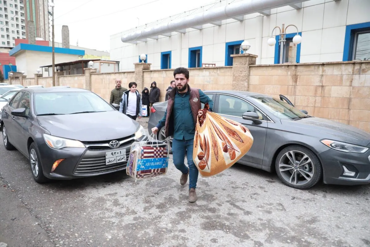 Voluntários organizam pacotes a serem enviados para as vítimas dos terremotos devastadores na Turquia em Erbil , Iraque em 07 de fevereiro de 2023 [Ahsan Mohammed Ahmed Ahmed/Agência Anadolu]
