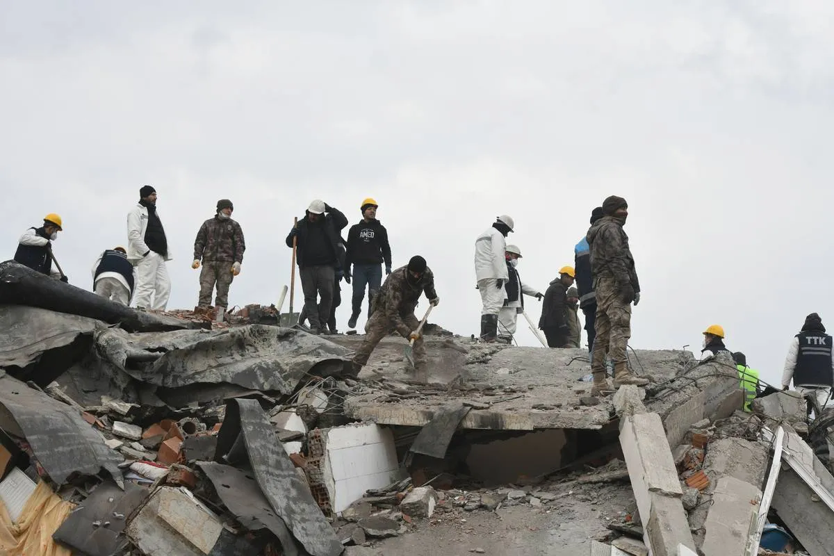 Os esforços de busca e resgate continuam continuam no distrito de Islahiye depois que terremotos de magnitude 7,7 e 7,6 atingiram Gaziantep na Turquia, em 10 de fevereiro de 2023. [Adsız Günebakan/Agência Anadolu]

