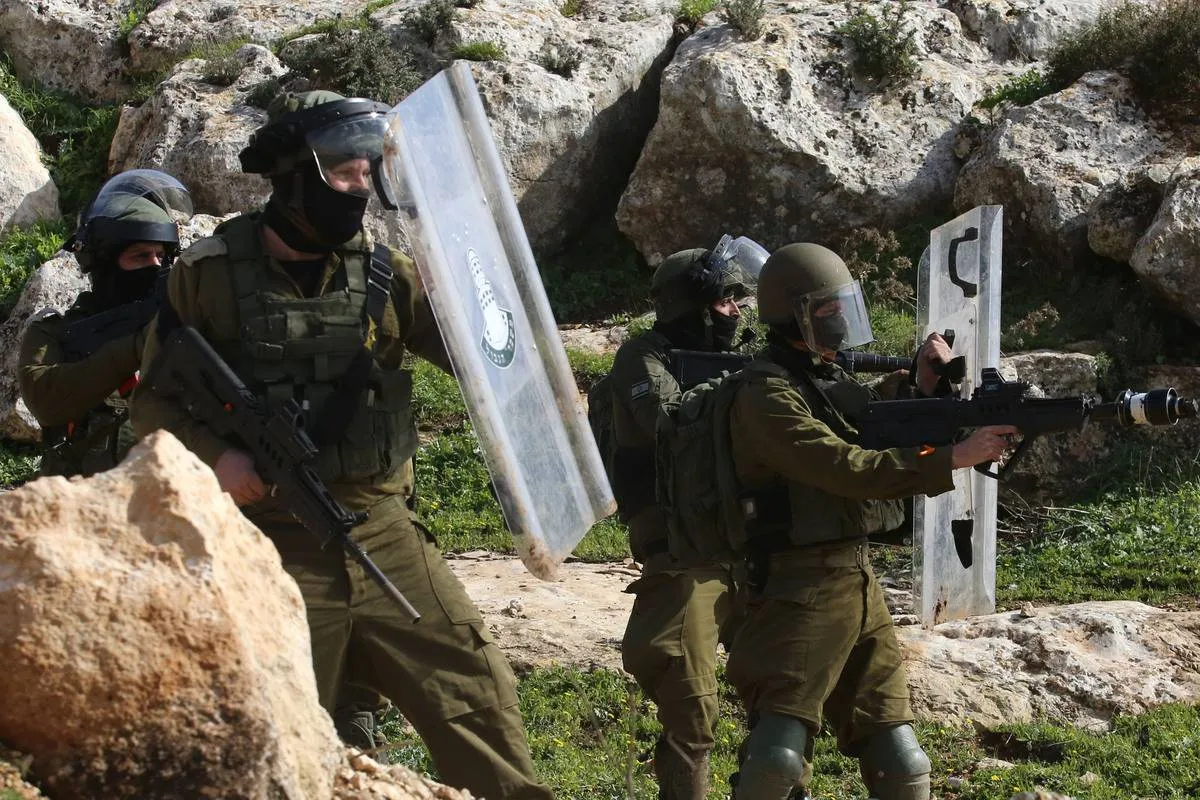 Protesto na Cisjordânia contra a construção de assentamento judaico Forças israelenses intervêm em palestinos durante um protesto contra a construção do assentamento judeu no distrito de Beit Dajan em Nablus, Cisjordânia, em 10 de fevereiro de 2023. [ Nedal Eshtayah/ Agência Anadolu ]
