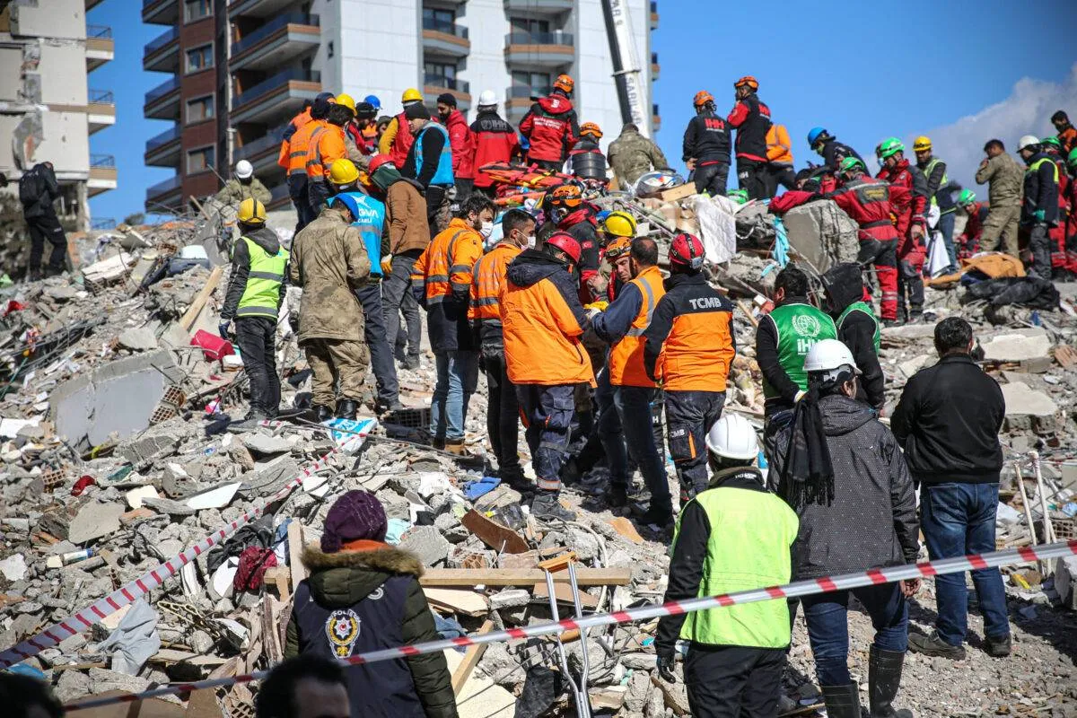 Os esforços de busca e resgate continuam após terremotos de magnitude 7,7 e 7,6 atingirem várias províncias de Turquia, incluindo Hatay, em 10 de fevereiro de 2023 [Serkan Avci/Agência Anadolu] 
