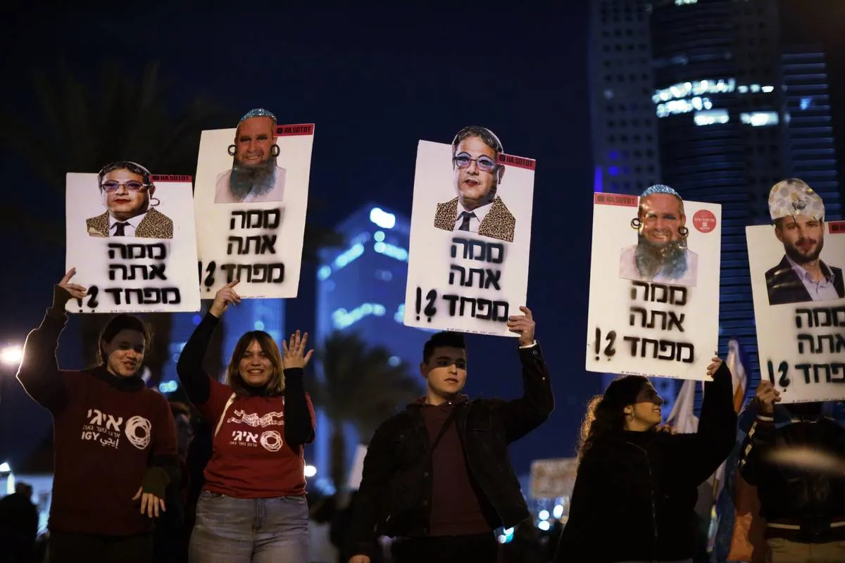 Protestos contra as regulamentações judiciais e políticas de extrema-direita do governo de Netanyahu continuam em Tel Aviv, Israel, em 11 de fevereiro de 2023 [Saeed Qaq/Agência Anadolu]
