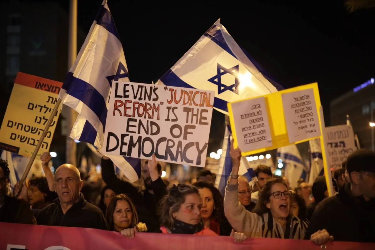 Os protestos contra os regulamentos judiciais do governo de Netanyahu e as políticas de extrema direita continuam em Tel Aviv, Israel, em 11 de fevereiro de 2023 [Saeed Qaq/Agência Anadolu]
