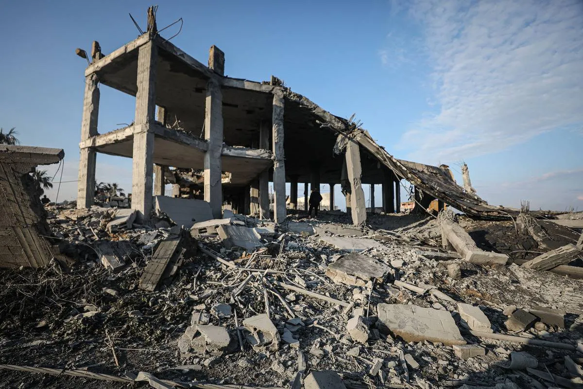 O especialista militar do jornal israelense Yedioth Ahronoth, Ron Ben-Yishai, disse que uma "grande batalha" contra a Faixa de Gaza está sendo preparada com o objetivo de restaurar a dissuasão, à medida que a resistência aumenta seus esforços para combater a ocupação na Cisjordânia.

Isso ocorre enquanto o exército de ocupação intensifica sua ofensiva militar contra Jerusalém e a Cisjordânia ocupada, o que indica a possibilidade de uma escalada iminente em Gaza.

Durante sua visita ao Comando Sul, o ministro da Defesa, Yoav Gallant, disse pelo contrário  que a política de seu governo em relação a Gaza não mudará e que as recomendações do aparato de segurança são para fornecer mais melhorias e facilidades a Gaza em troca de manter a calma total, apesar de algumas falhas de segurança.
