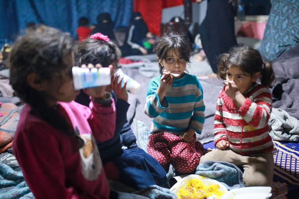 Crianças sobreviventes do terremoto vivem em tendas depois que parque de diversões se transforma em abrigo para as vítimas em Idlib, Síria, em 13 de fevereiro de 2023 [Muhammed Said / Agência Anadolu] 
