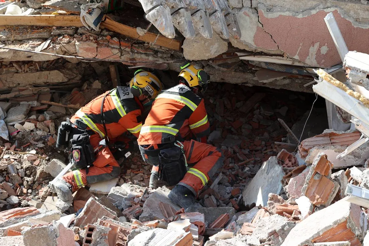 Os esforços de busca e resgate continuam após terremotos de magnitude 7,7 e 7,6 atingirem várias províncias de Turquia, em 14 de fevereiro de 2023 [Aytuğ Can Sencar / Agência Anadolu] 
