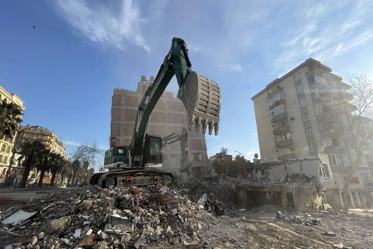 As operações de busca e resgate continuam após terremotos de magnitude 7,7 e 7,6 atingiram Kahramanmaras, Turquia em 18 de fevereiro de 2023. [Cuma Sarı - Agência Anadolu]
