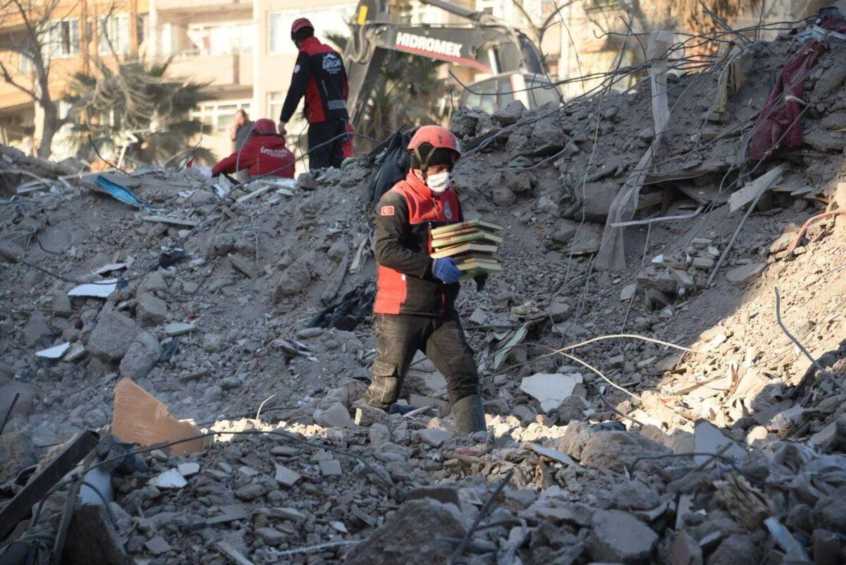 Os esforços de demolição de obras e detritos continuam após os poderosos terremotos gêmeos em Kahramanmaras, Turquia, em 19 de fevereiro de 2023 [Agência Cuma Sarı/Anadolu] 
