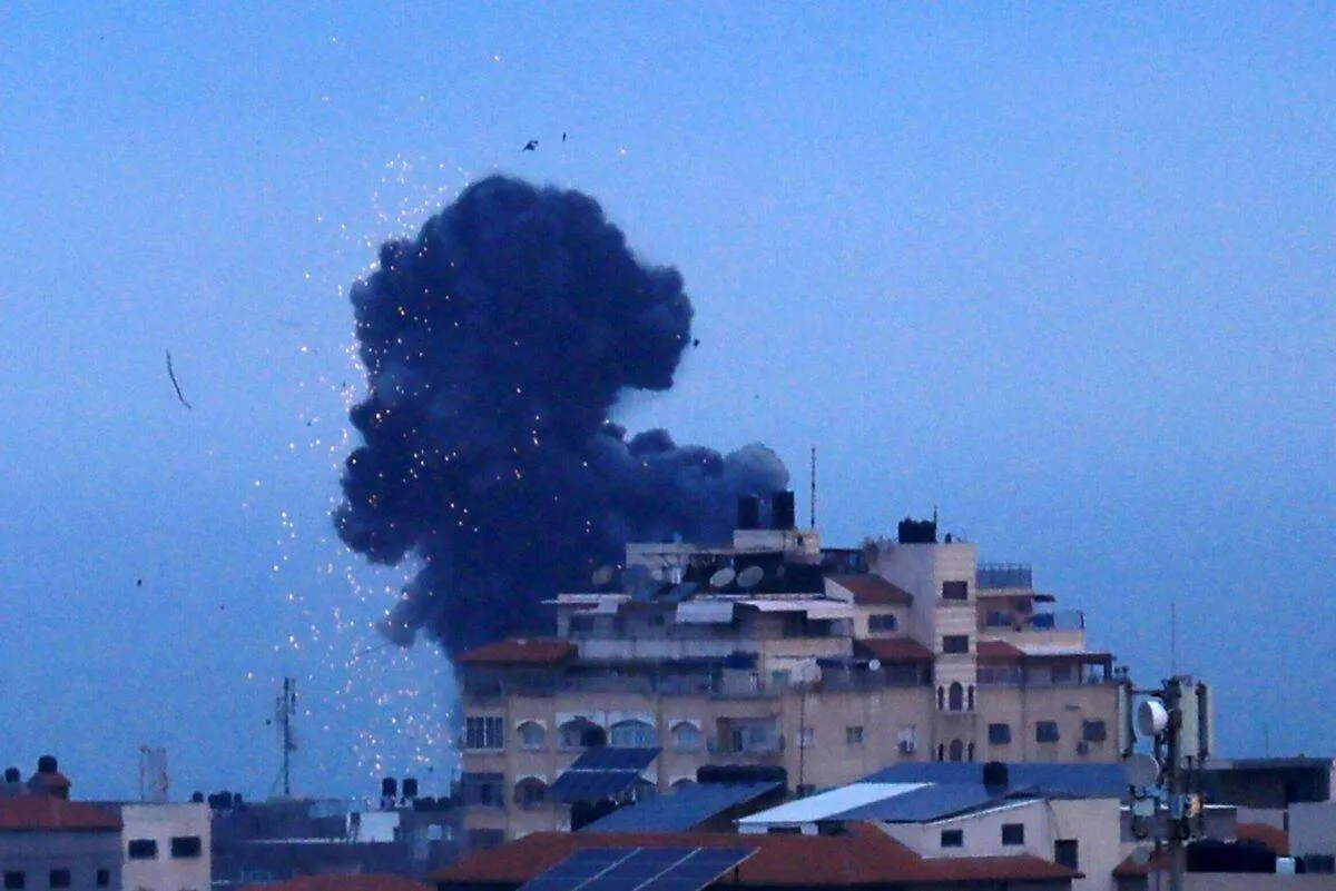 Fumaça e chamas aumentam após ataques aéreos israelenses sobre a cidade de Gaza, Gaza em 23 de fevereiro de 2023 [Ashraf Amra/Agência Anadolu]
