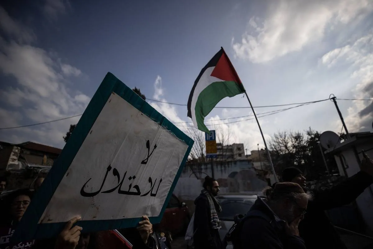 Palestinos se reúnem para protestar contra os assentamentos judaicos ilegais e a política de deportação de Israel, no bairro Sheikh Jarrah, em Jerusalém Oriental em 24 de fevereiro de 2023. [Mostafa Alkharouf/Agência Anadolu]
