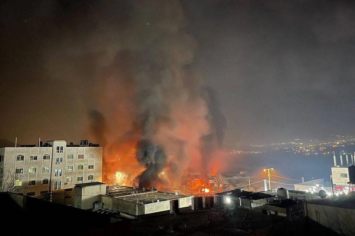 Fumaça e chamas aumentam depois que colonos israelenses começaram um tumulto na cidade de Huwara, na Cisjordânia, incendiando várias casas e carros e ferindo dezenas de palestinos, em 27 de fevereiro de 2023. [Hisham K. K. Abu Shaqra/Agência Anadolu] 
