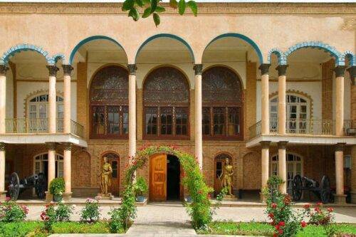 A Câmara Constitucional é um dos edifícios históricos mais célebres do Irã, local de decisões importantes no ápice da Revolução Constitucional no país [Visit Iran]