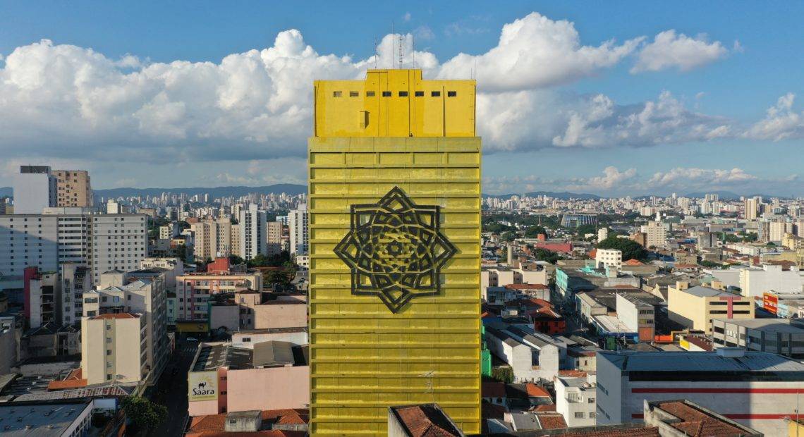 Obra que celebra a imigração árabe no Brasil foi realizada pelo artista Kleber Pagú, na fachada do Edifício Garagem Automática Senador, no Centro de São Paulo, e concluída em 25 de janeiro [Felipe Birdun]
