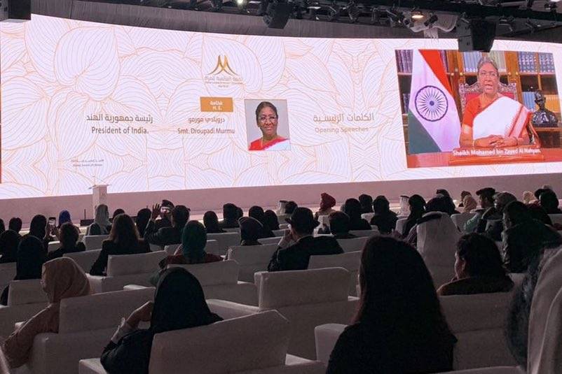 A presidente indiana Draupadi Murmu fez o discurso principal virtualmente na abertura da Cúpula Global das Mulheres 2023, realizada em Abu Dhabi, Emirados Árabes Unidos. [Twitter]