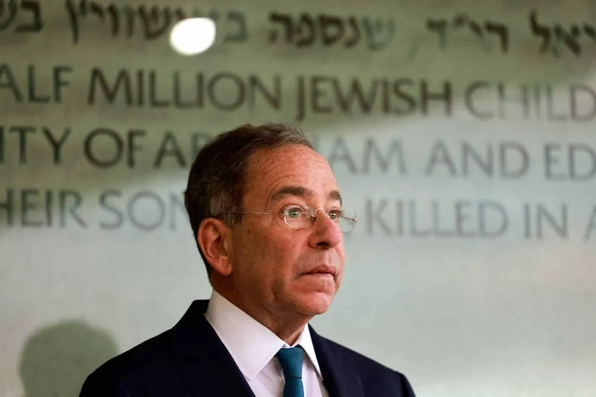 O recém-nomeado embaixador dos EUA em Israel, Thomas Nides, durante uma visita ao museu Memorial do Holocausto Yad Vashem em Jerusalém, em 2 de dezembro de 2021. [Menahem Kahana/AFP via Getty Images]
