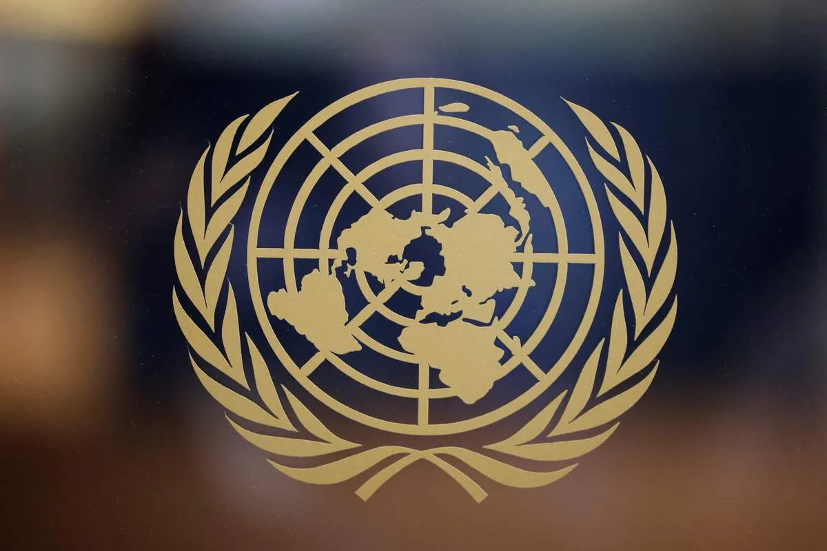 Logotipo da ONU dentro da sede da organização em Nova York. [Ludovic Marin/AFP via Getty Images]
