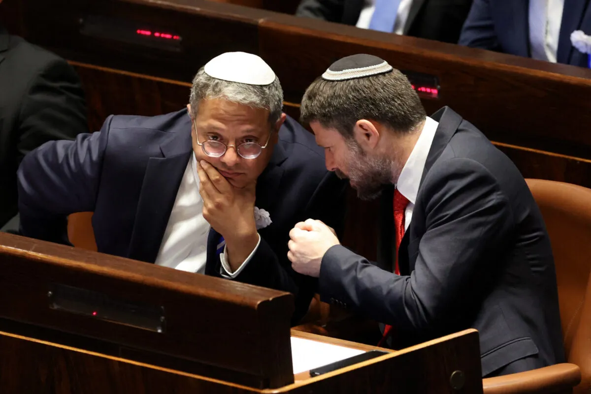 Itamar ben Gvir (esq.) e Bezalel Smotrich (dir.), membro do Knesset de direita israelense, no Knesset (parlamento israelense) em Jerusalém, em 15 de novembro de 2022 [Abir Sultan/POOL/AFP via Getty Images]
