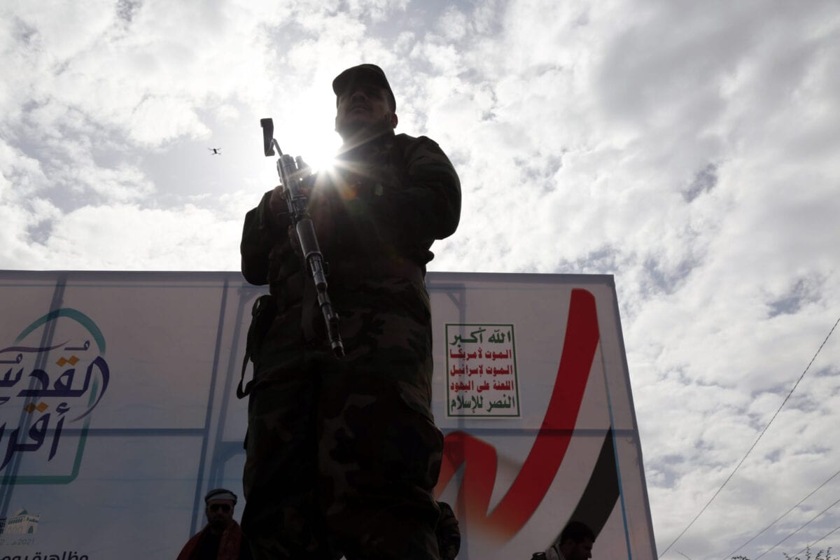 Um soldado de segurança houthi monta guarda durante um comício que marca o Dia Internacional do Quds em 07 de maio de 2021 em Sana'a, Iêmen [Mohammed Hamoud/Getty Images]