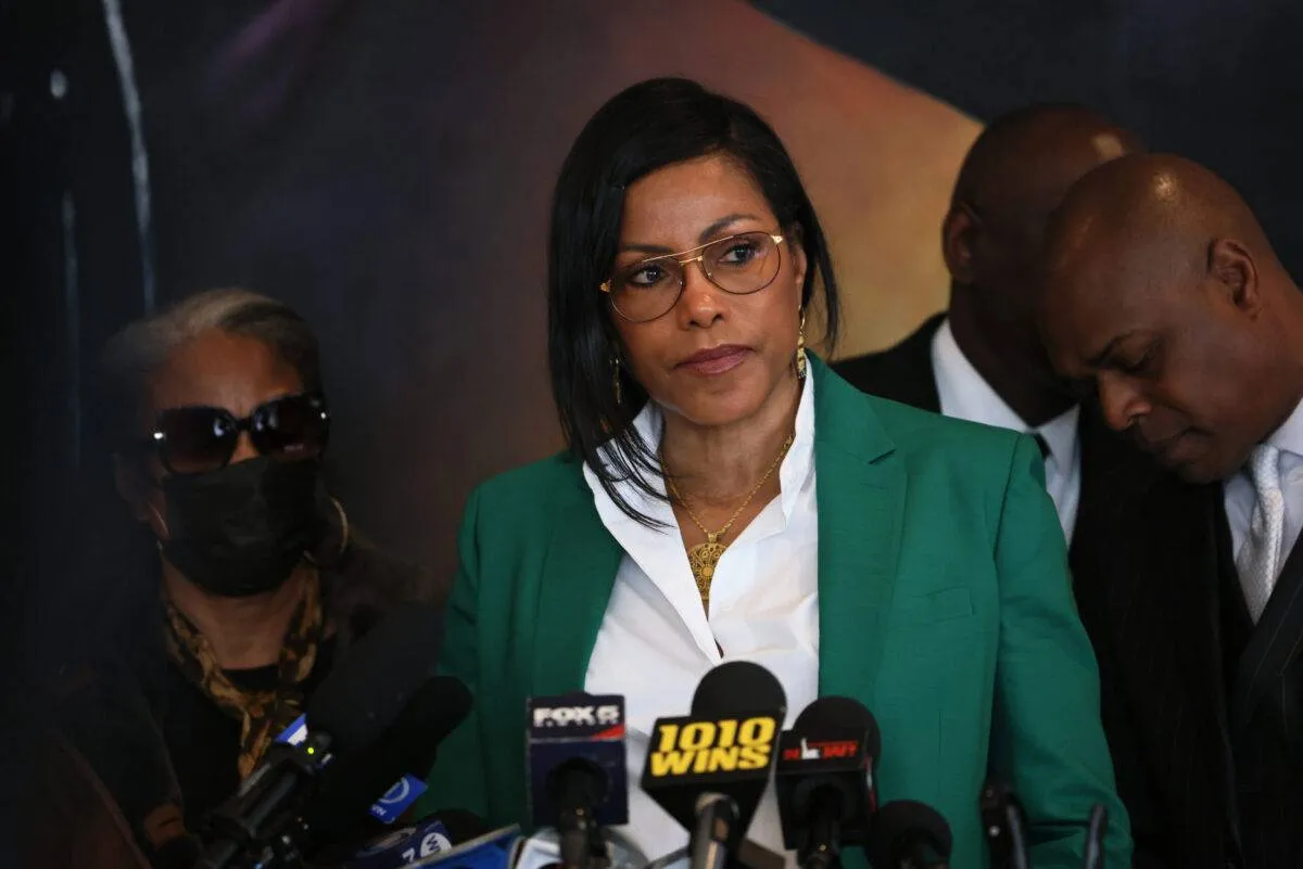 Ilyasah Shabazz, filha de Malcolm X, fala durante uma coletiva de imprensa no Malcolm X & Betty Shabazz Memorial and Educational Center em 21 de fevereiro de 2023 na cidade de Nova York [Michael M. Santiago/Getty Images]
