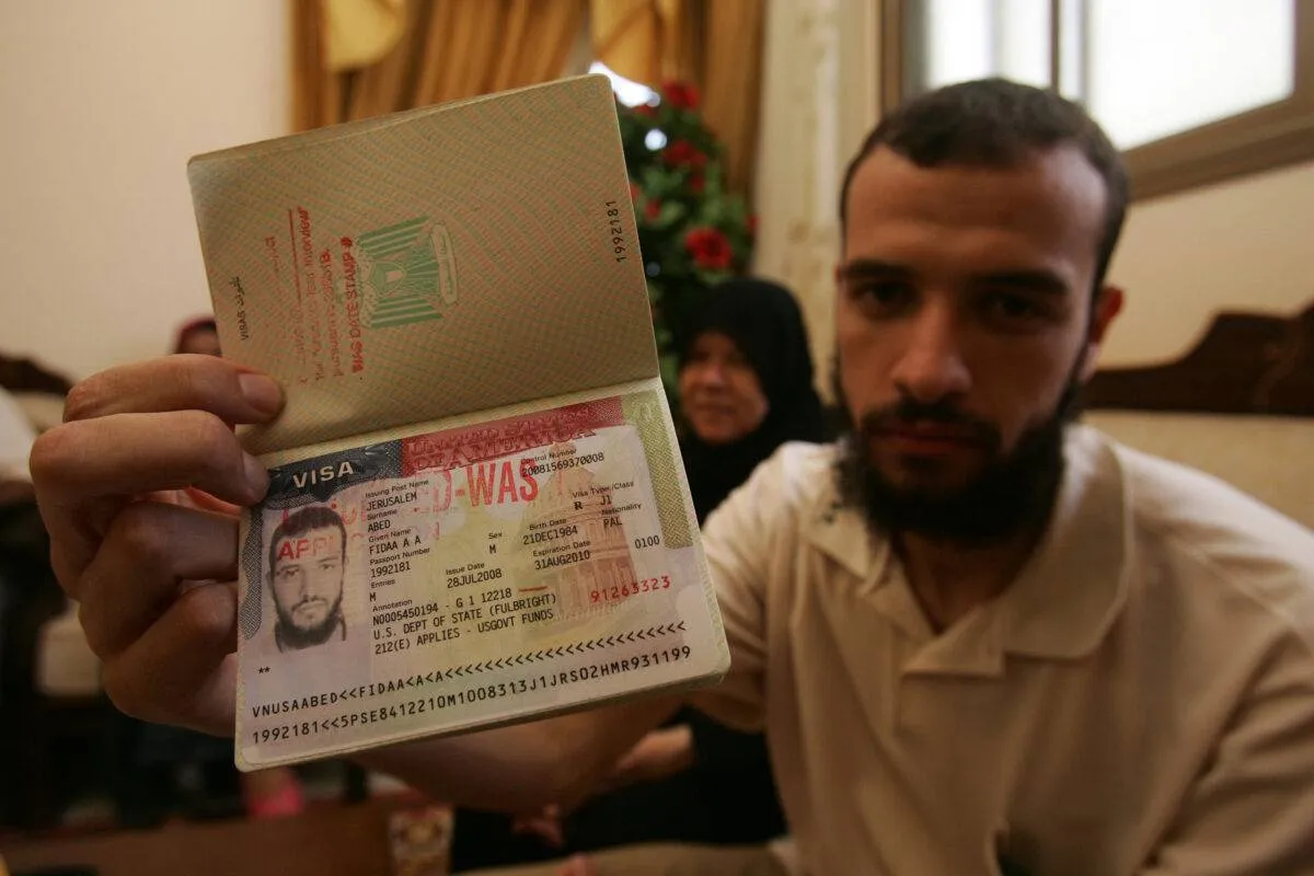 Palestino exibe seu passaporte palestino com carimbo cancelado no visto dos Estados Unidos [Abid Katib/Getty Images]
