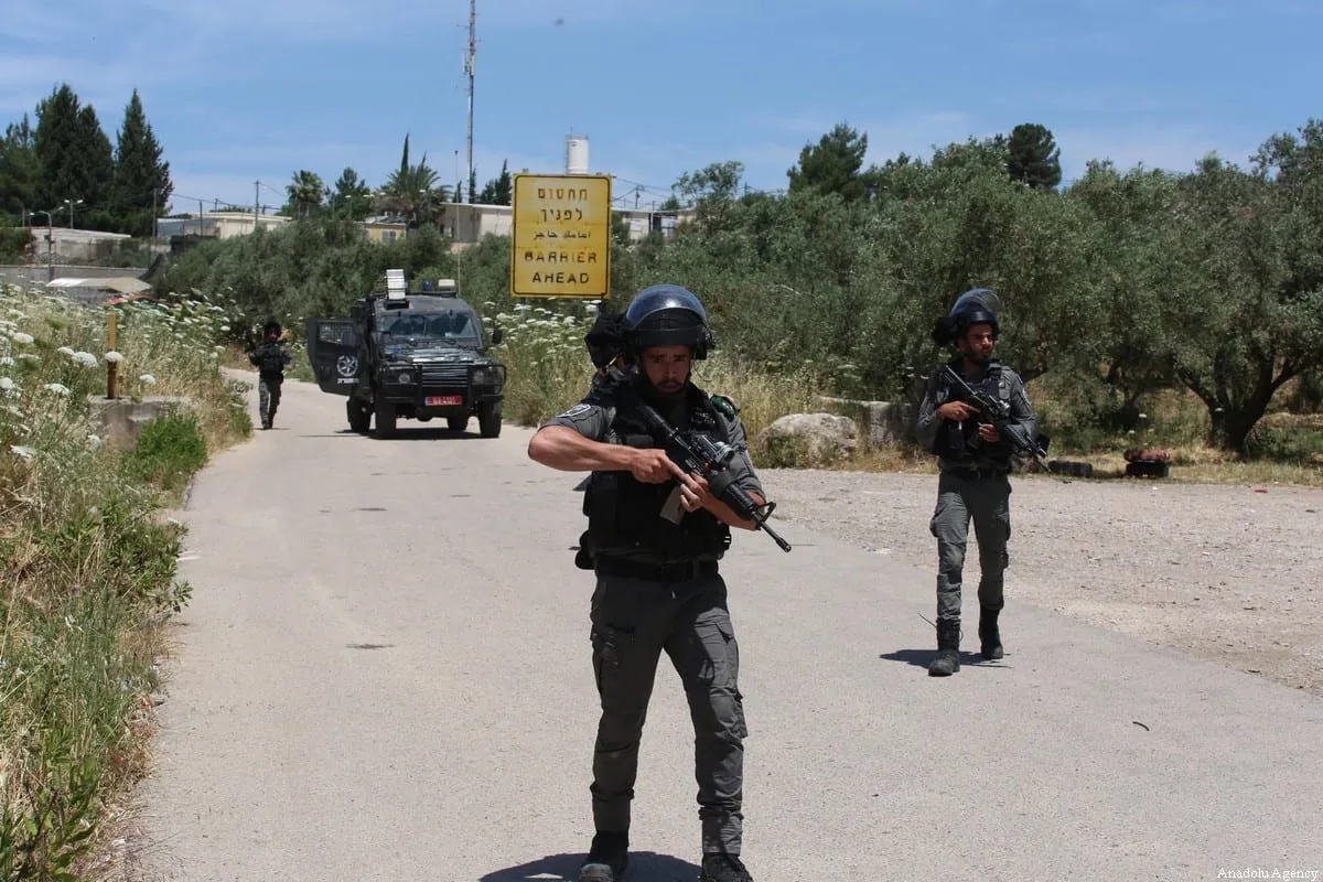 Forças israelenses tomam medidas de segurança depois de matarem dois palestinos e ferirem gravemente outro na parte norte da Cisjordânia, Israel [Nedal Eshtayah/Agência Anadolu]
