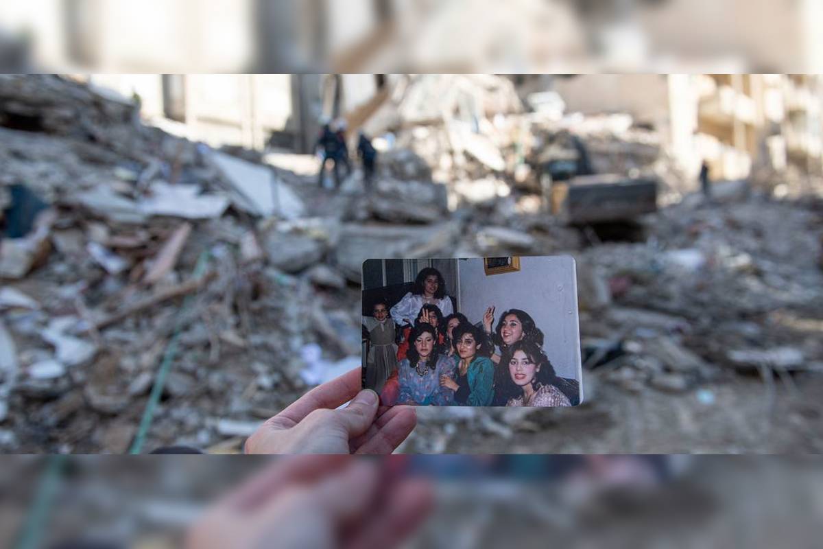 No distrito de Jableh, noroeste da Síria, a foto de uma família é exibida em frente ao prédio onde moravam [Hasan Belal/UNICEF]