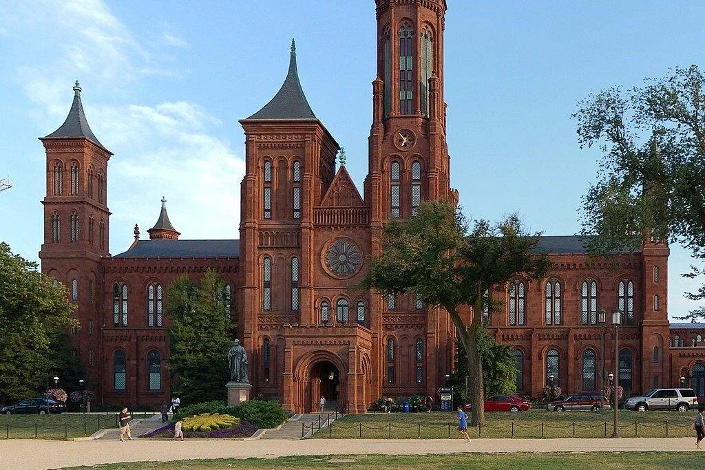 Smithsonian Institution Building, com sede em Washington [wikipedia]
