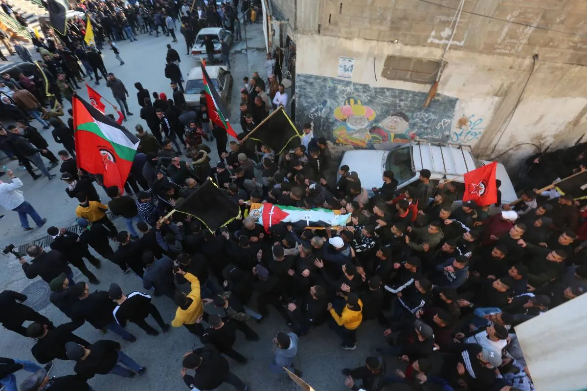 Palestinos carregam o corpo do jovem Mahmud Majid Mohammed al-Ayadi, de 17 anos, gravemente ferido e posteriormente morto pelo ataque das forças israelenses no campo de refugiados de Al-Faria [ Nedal Eshtayah/Mert Türker]