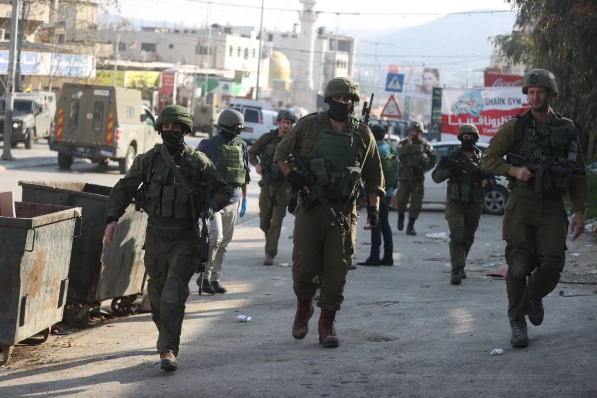 Forças israelenses fazer operações após 2 israelenses mortos em ataque a tiros em Nablus, Cisjordânia [Issam Rimawi / Agência Anadolu]
