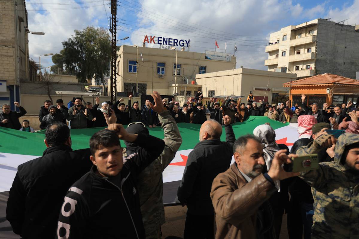 Sírios protestam contra 'ataque químico' de 2018 [Agência Anadolu]