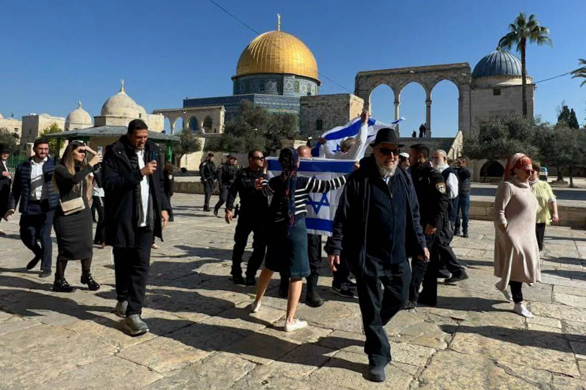 Colonos agitam bandeira de Israel e cantam hino do lado de fora de Al-AqsaColonos agitam bandeira de Israel e cantam hino do lado de fora de Al-Aqsa
