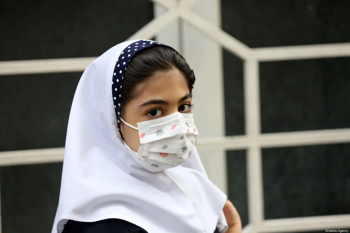 Estudante iraniana veste uma máscara no retorno gradual às aulas em meio à pandemia de covid-19, na cidade de Teerã, em 5 de setembro de 2020 [Fatemeh Bahrami/Agência Anadolu]