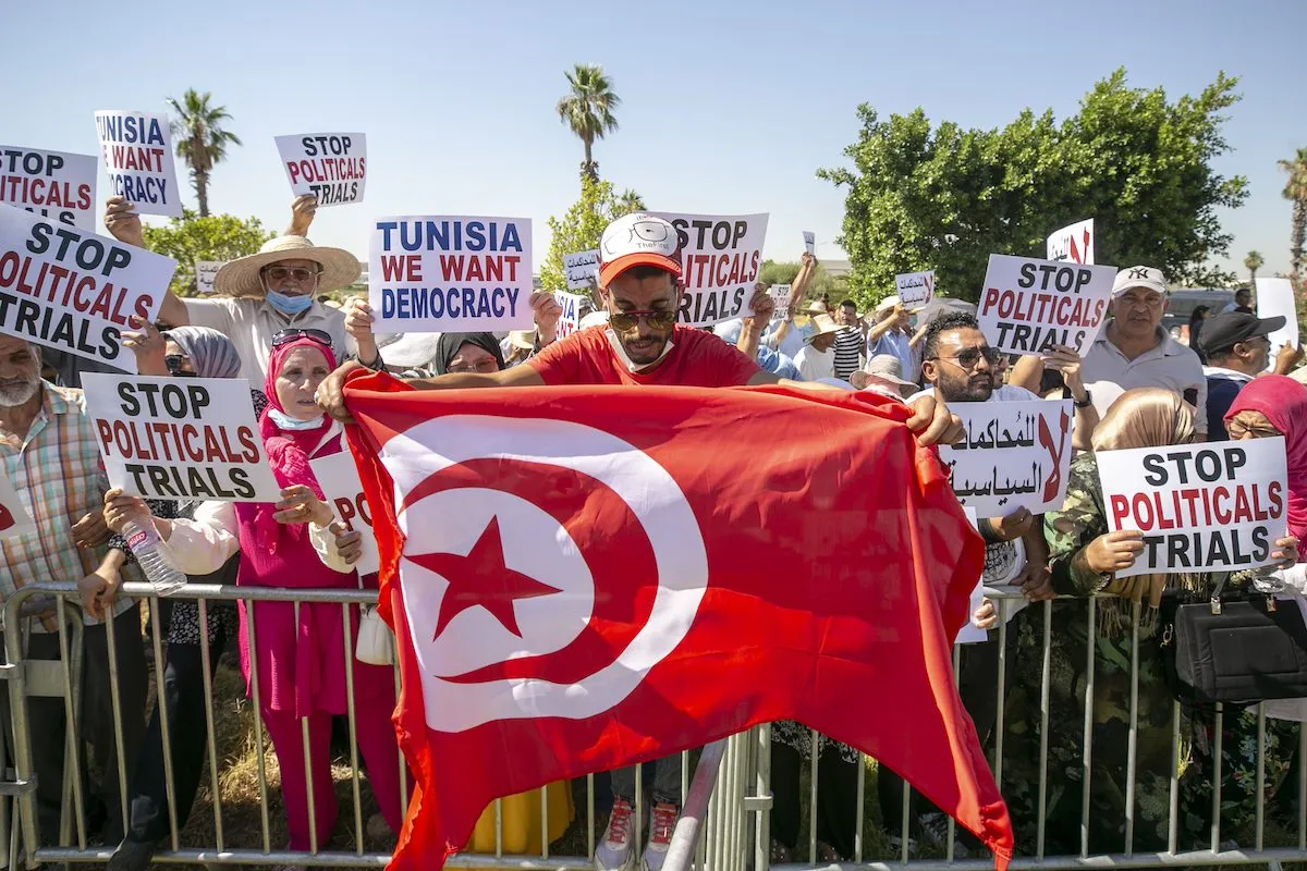 Protesto em solidariedade a Rached Ghannouchi do lado de fora do tribunal na capital Tunis, Tunísia. [Yassine Gaidi/Agência Anadolu]

