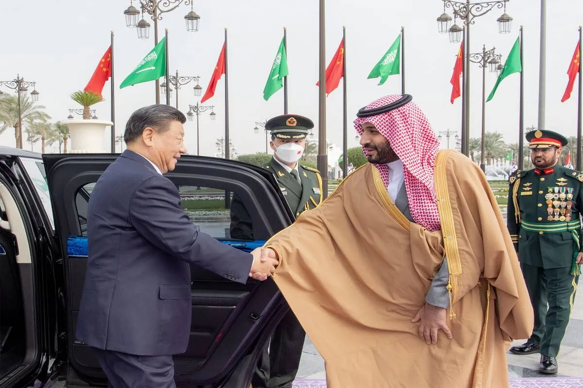 Presidente chinês Xi Jinping é recebido pelo príncipe herdeiro Mohammed bin Salman, em Riad, Arábia Saudita [Corte Real Saudita/Agência Anadolu]
