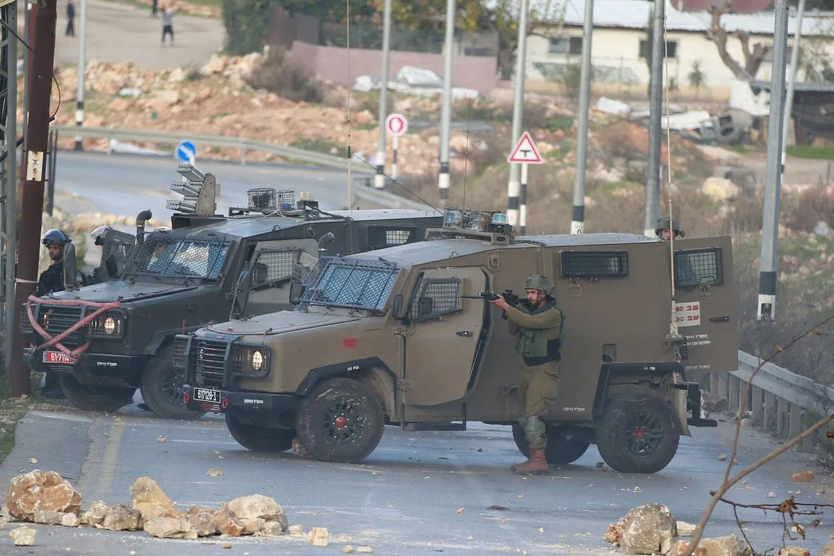 Forças de Israel reprimem protesto palestino após a morte em custódia do paciente oncológico Nasser Abu Hamid, condenado a prisão perpétua, em Ramallah, na Cisjordânia ocupada [Issam Rimawi/Agência Anadolu]
