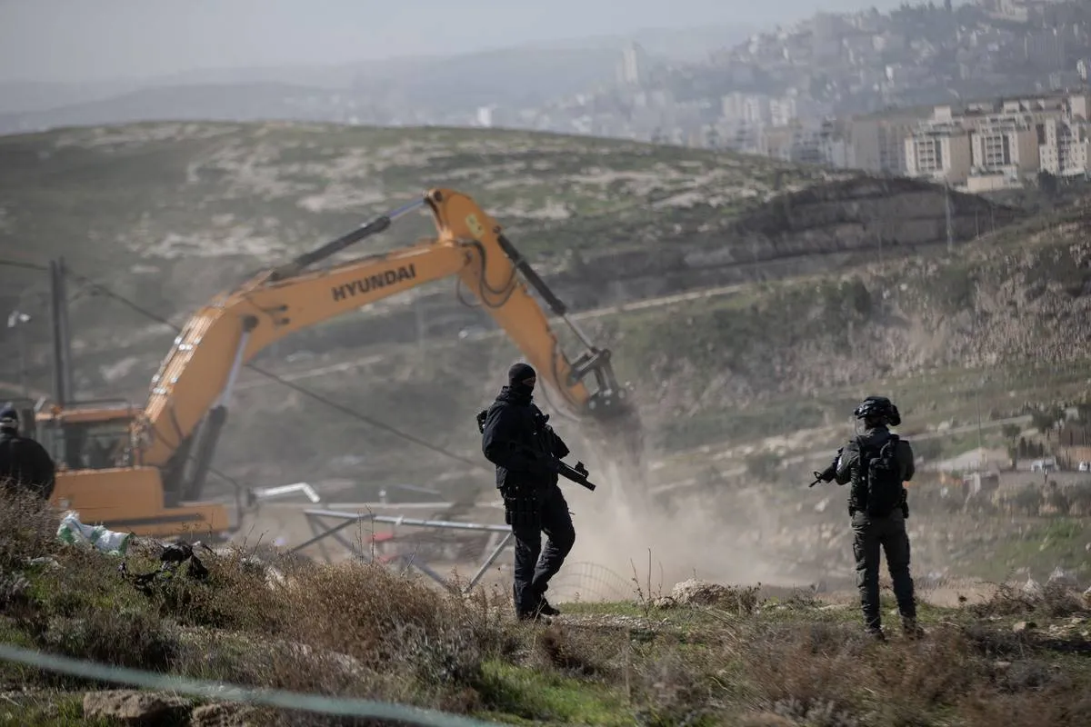 Forças de segurança israelenses vigiam quanto casa palestina é demolida [Mostafa Alkharouf - Agência Anadolu]
